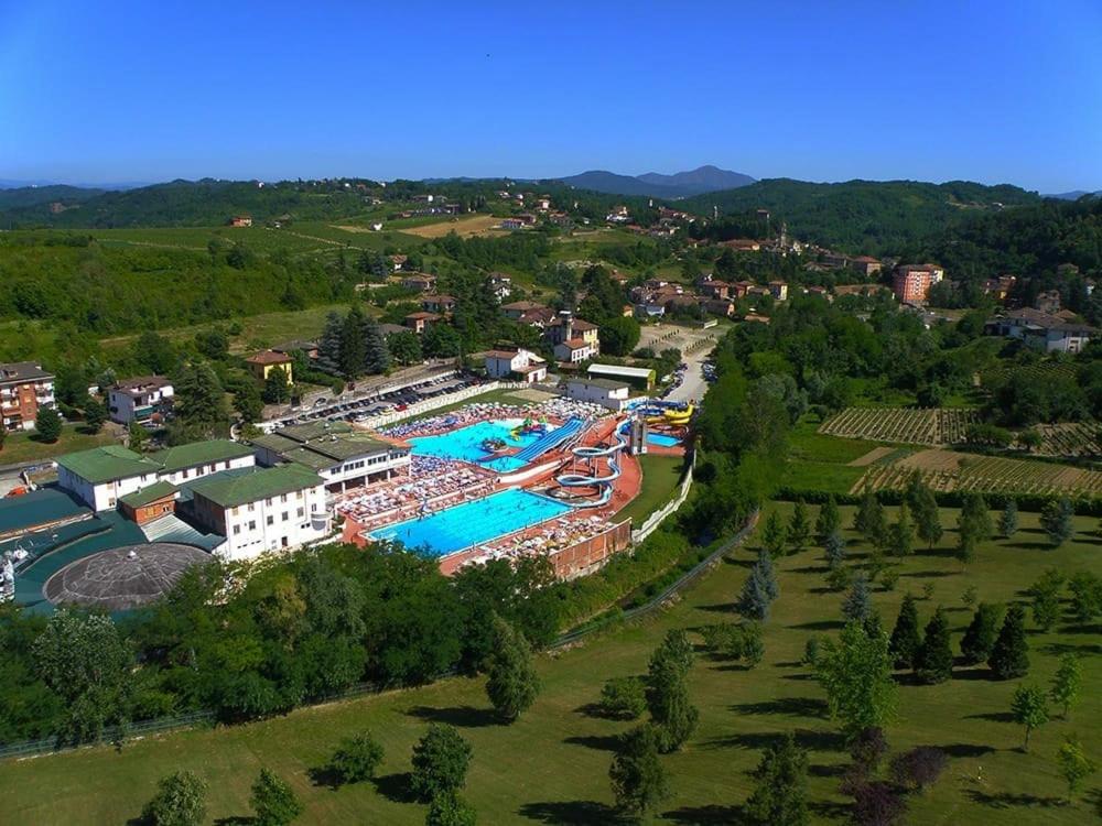 an aerial view of a resort with a swimming pool at Alloggio il pino in Casaleggio Boiro
