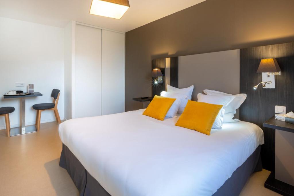 Postel nebo postele na pokoji v ubytování Appart Hotel Odalys City Rennes Lorgeril
