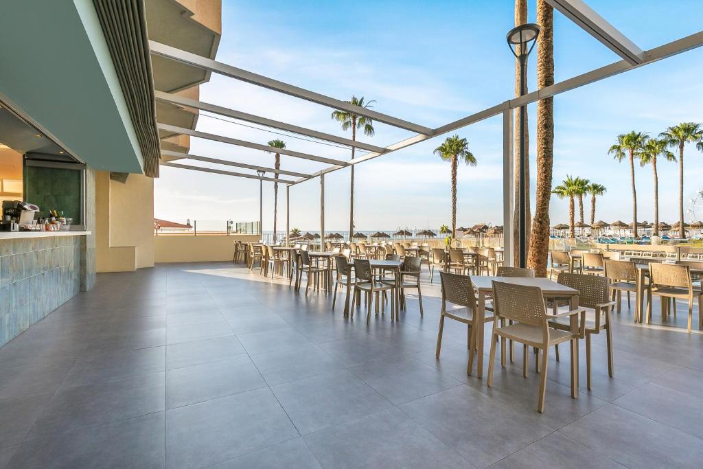 Restauracja lub miejsce do jedzenia w obiekcie Sol Puerto Marina