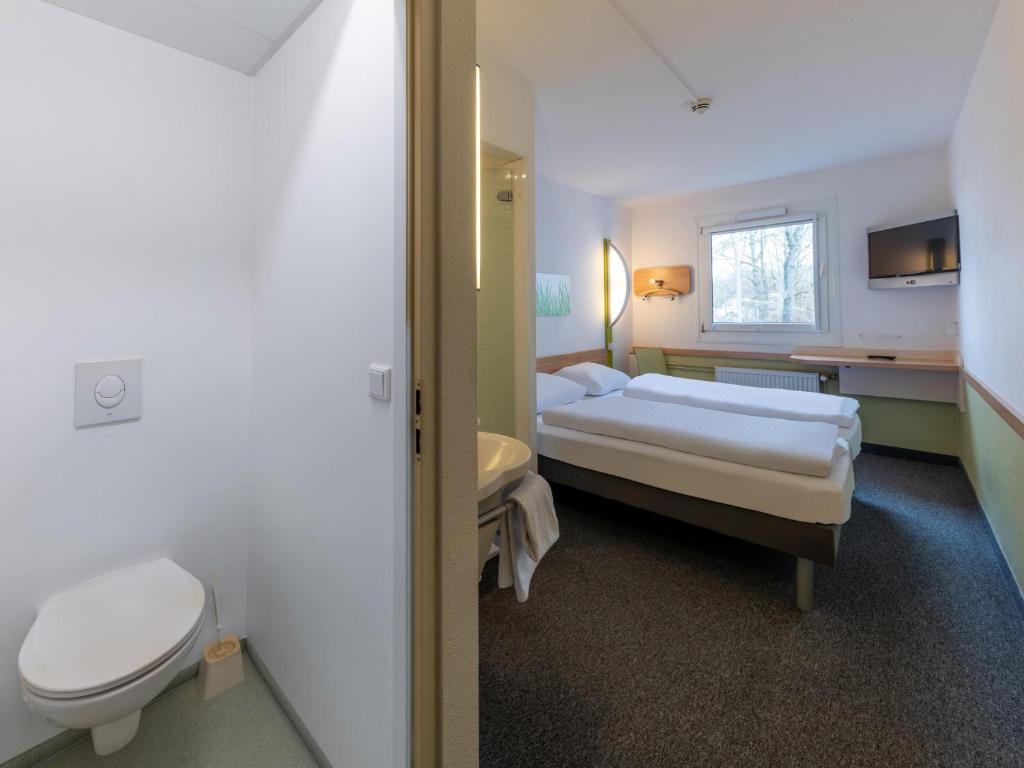 Postel nebo postele na pokoji v ubytování B&B HOTEL Aachen-Nord
