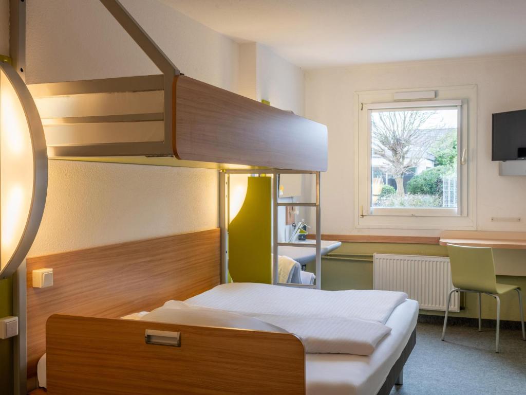 Postel nebo postele na pokoji v ubytování B&B HOTEL Aachen-Nord