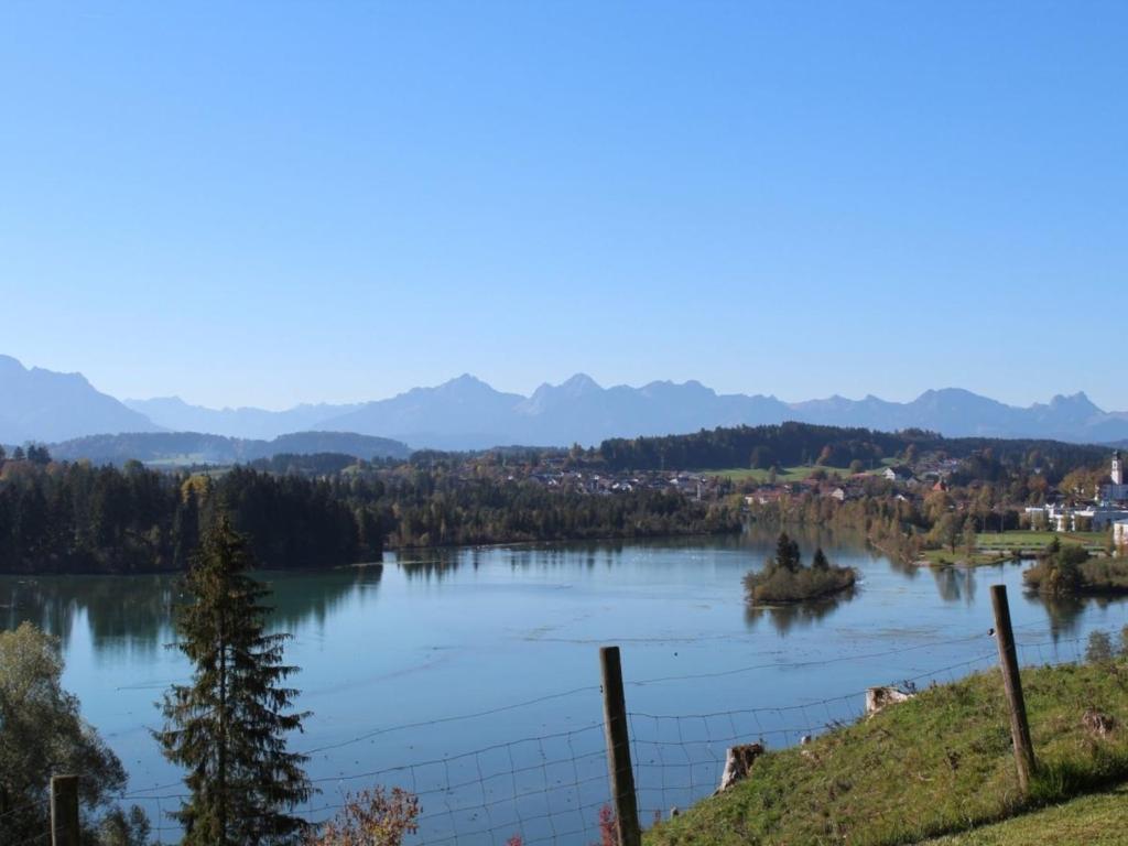 Blick auf einen See mit Bergen im Hintergrund in der Unterkunft Ferienhaus Nr 41, Typ C, Feriendorf Hochbergle, Allgäu in Bichel