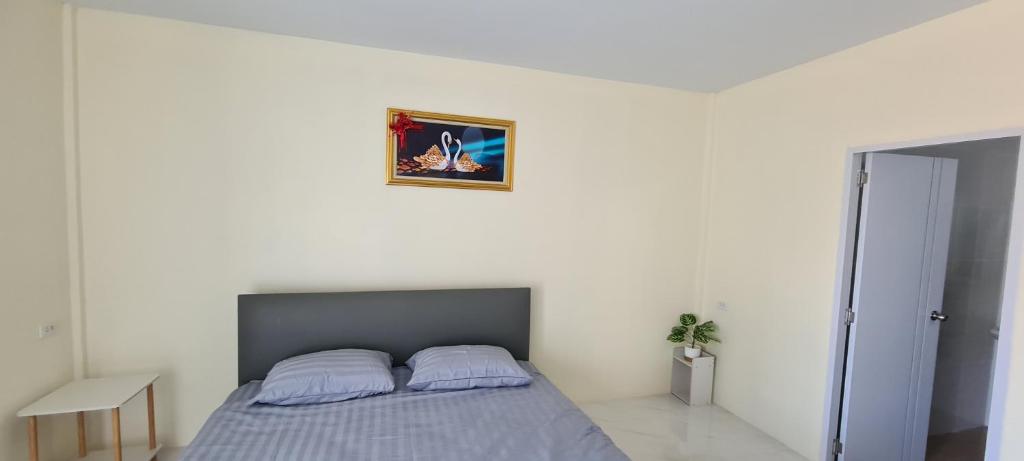 Postel nebo postele na pokoji v ubytování มานอนนี่ รีสอร์ท