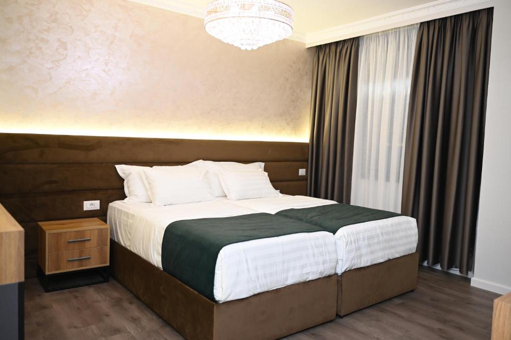 Postel nebo postele na pokoji v ubytování NS Luxury Suites