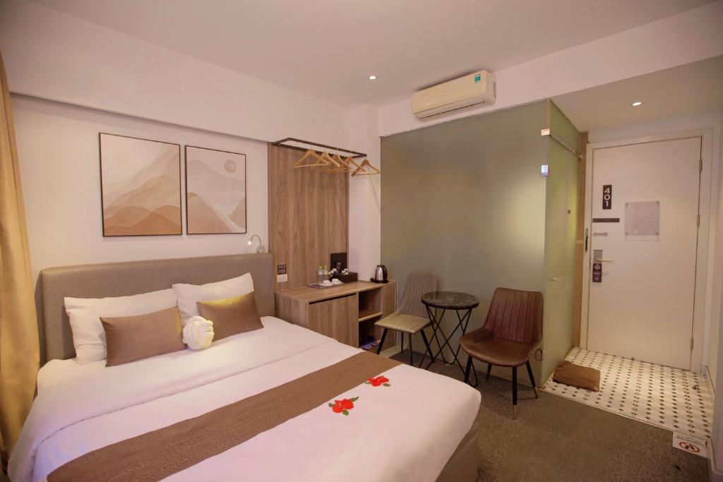 Postel nebo postele na pokoji v ubytování Keypad Hotel - 28 Dịch Vọng Hậu