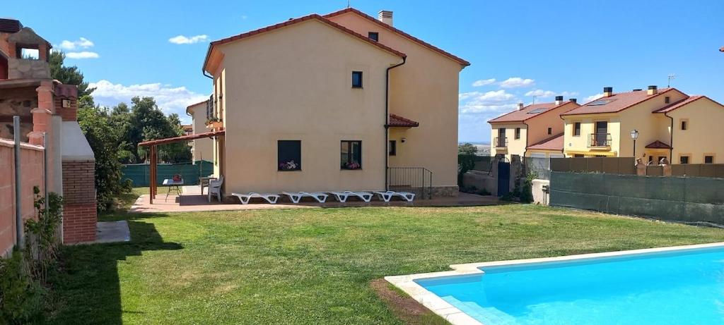 a house and a swimming pool in a yard at Mirador de Peña La Estrella in Ortigosa del Monte