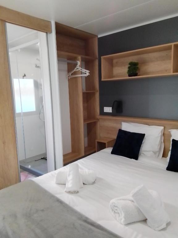 Posteľ alebo postele v izbe v ubytovaní Camping les lodges du lagon