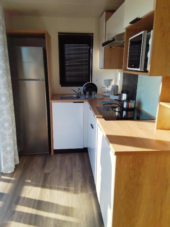 Kuchyňa alebo kuchynka v ubytovaní Camping les lodges du lagon