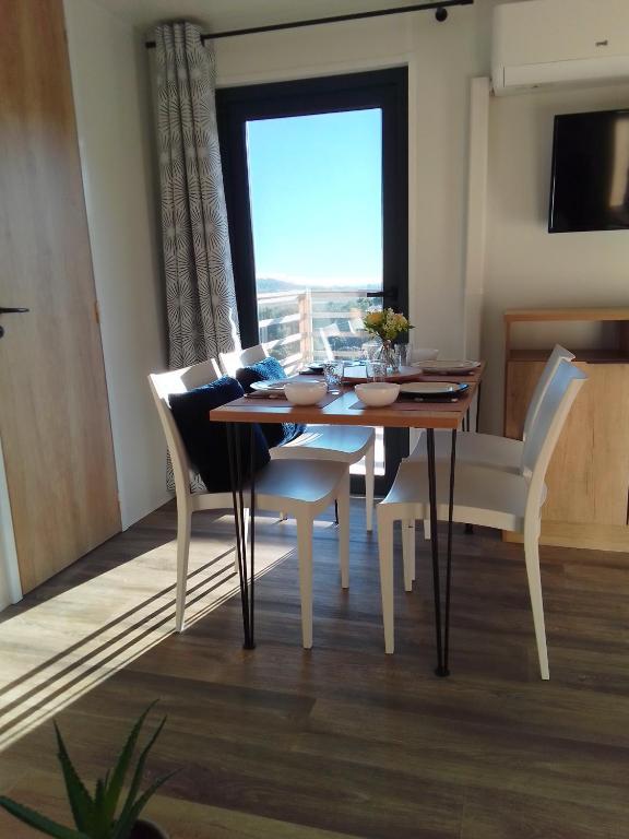 Posedenie v ubytovaní Camping les lodges du lagon