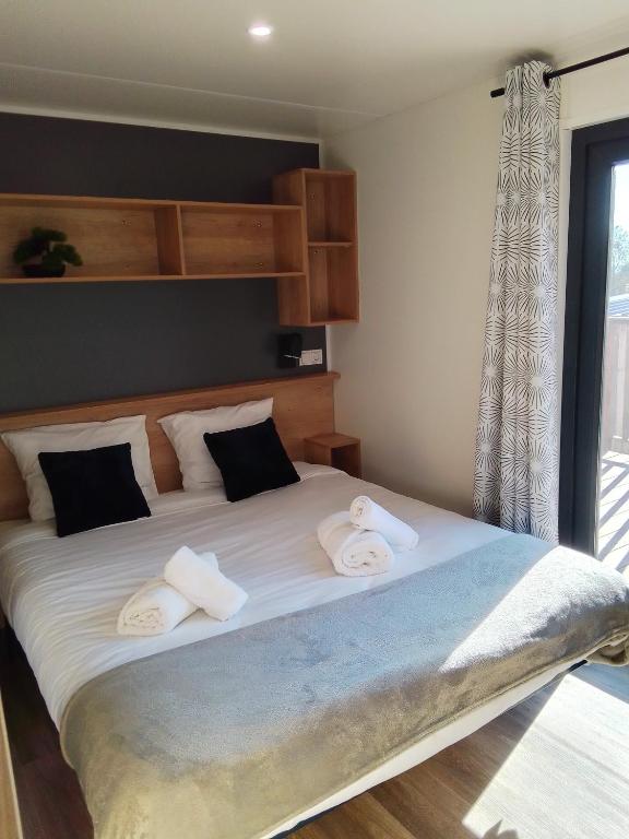 Posteľ alebo postele v izbe v ubytovaní Camping les lodges du lagon