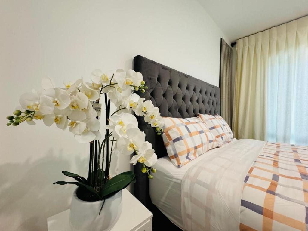 Separate entry room with share bathroom - Resim 2