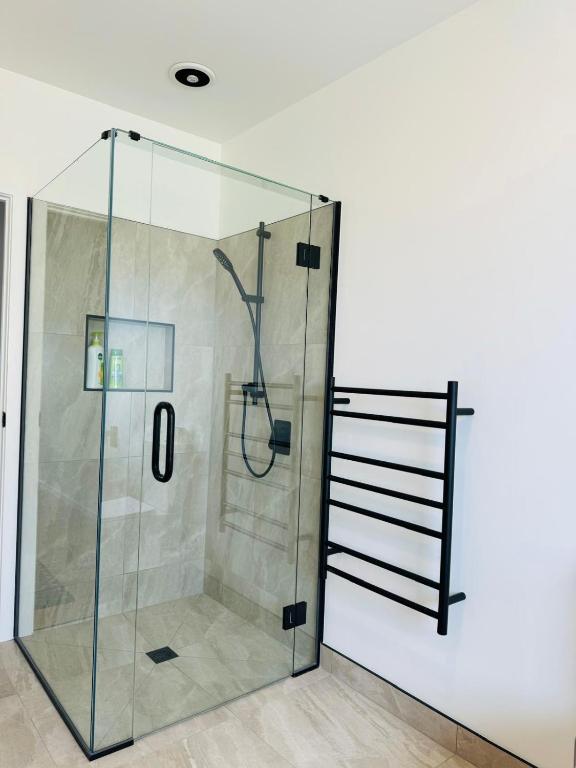 Separate entry room with share bathroom - Resim 5