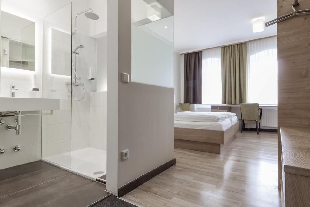 Un pat sau paturi într-o cameră la FrühstücksHotel Scharinger