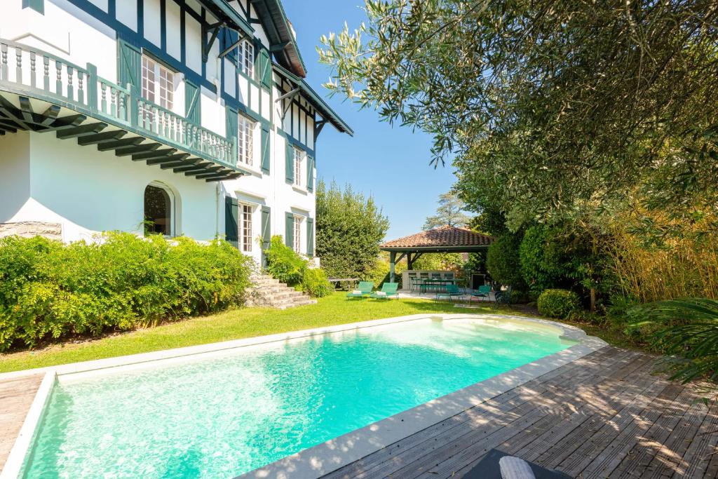 Photo de la galerie de l'établissement LA ROSERAIE - Family home with swimming pool, à Biarritz