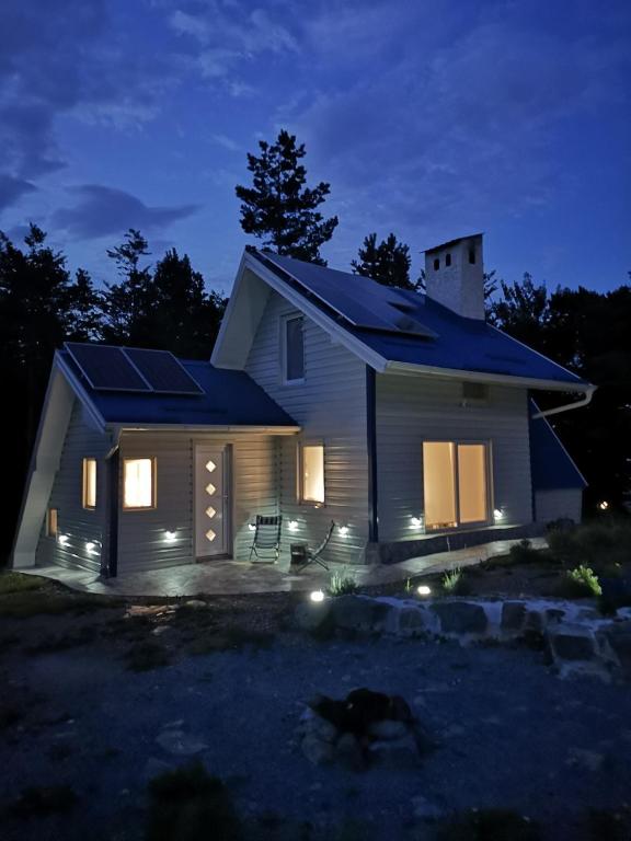 una casa illuminata di notte con luci di Solarna Eko Vila a Divčibare