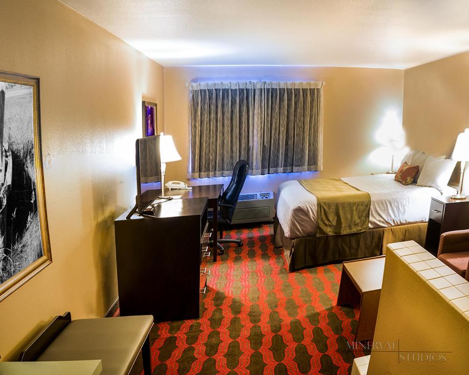 Postel nebo postele na pokoji v ubytování Americas Best Value Inn & Suites-Forest Grove/Hillsboro