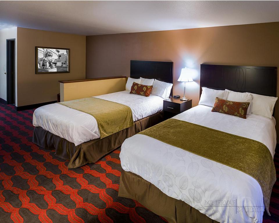 Postel nebo postele na pokoji v ubytování Americas Best Value Inn & Suites-Forest Grove/Hillsboro