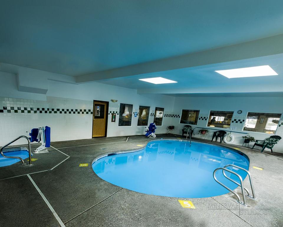 Bazén v ubytování Americas Best Value Inn & Suites-Forest Grove/Hillsboro nebo v jeho okolí