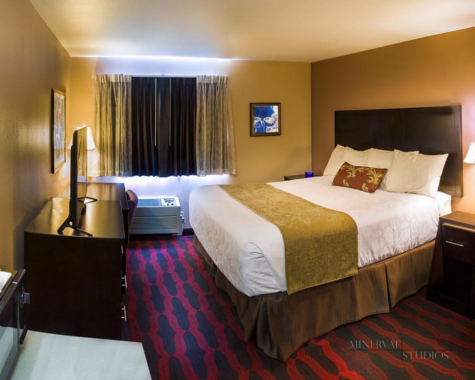 Postel nebo postele na pokoji v ubytování Americas Best Value Inn & Suites-Forest Grove/Hillsboro