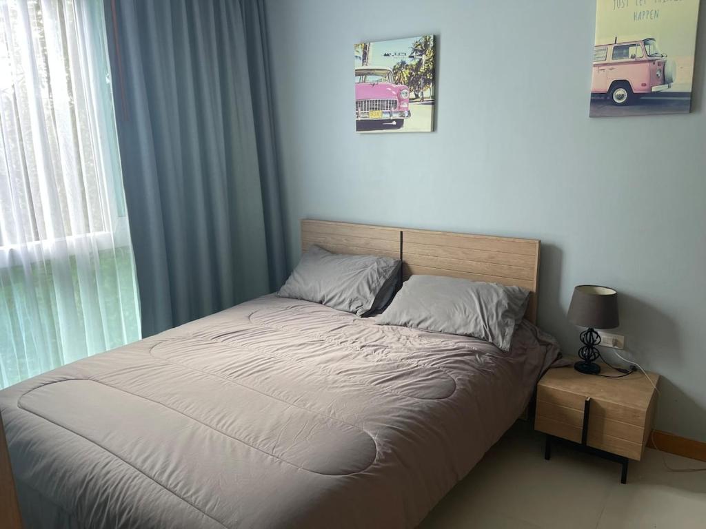 - un lit dans une chambre avec fenêtre dans l'établissement Two Room MiamiStyle Perfect for Digital Nomads, à Ban Saiyuan (1)