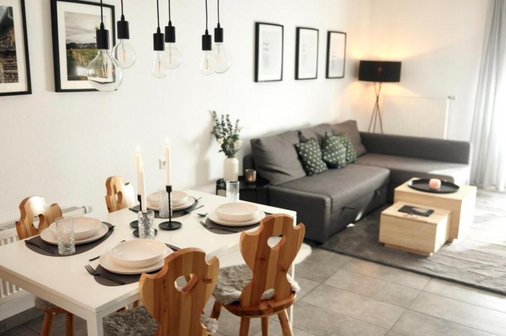 a living room with a table and a couch at Ferienhaus Nr 47, Kategorie Premium, Feriendorf Hochbergle, Allgäu in Lechbruck