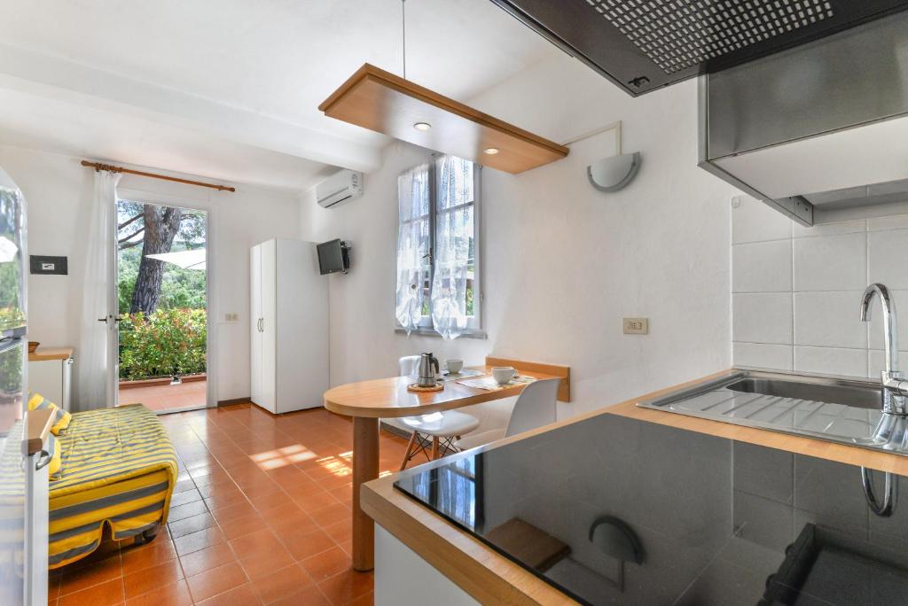 Kuchyň nebo kuchyňský kout v ubytování Residence Le Mimose