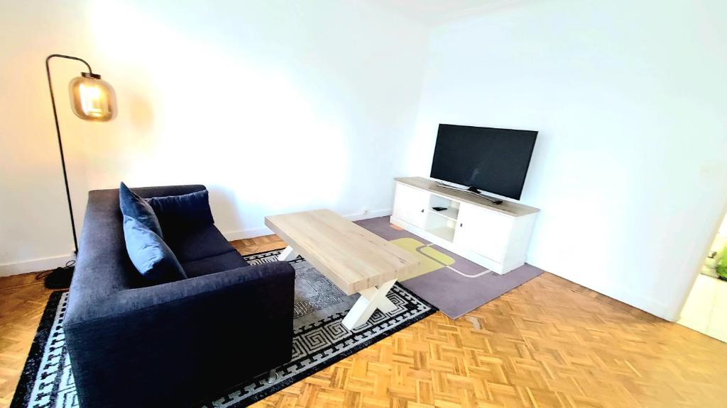 TV a/nebo společenská místnost v ubytování Room For Rent in Antwerpen