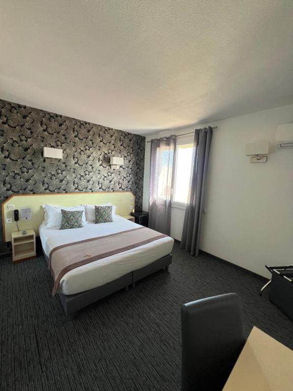 Postel nebo postele na pokoji v ubytování Le Regina Hôtel et restaurant Canet-plage