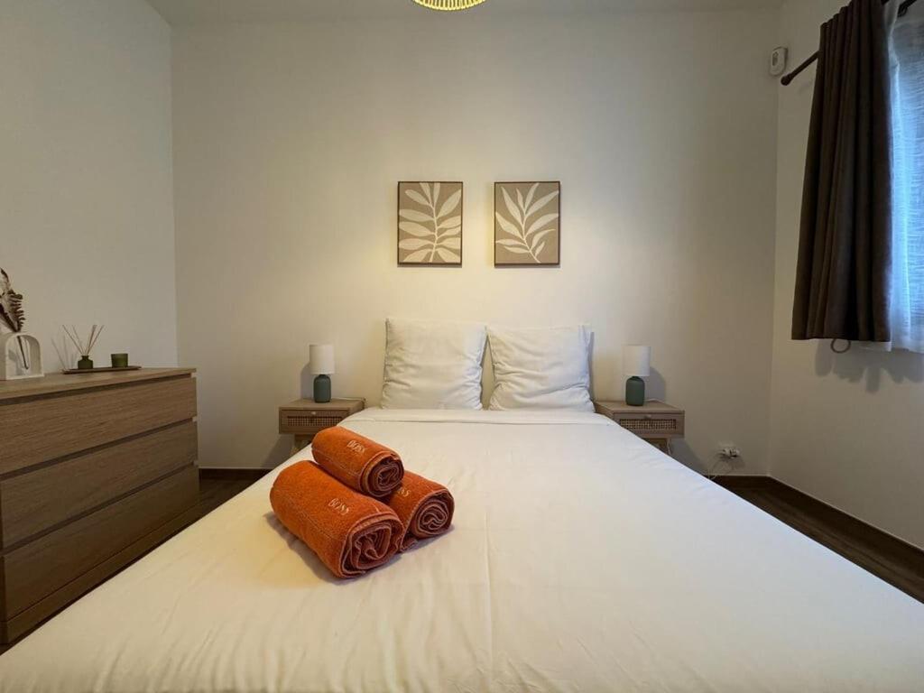 une chambre avec un lit avec deux oreillers dessus dans l'établissement House Disney BBQ Jacuzzi 6P, à Montévrain