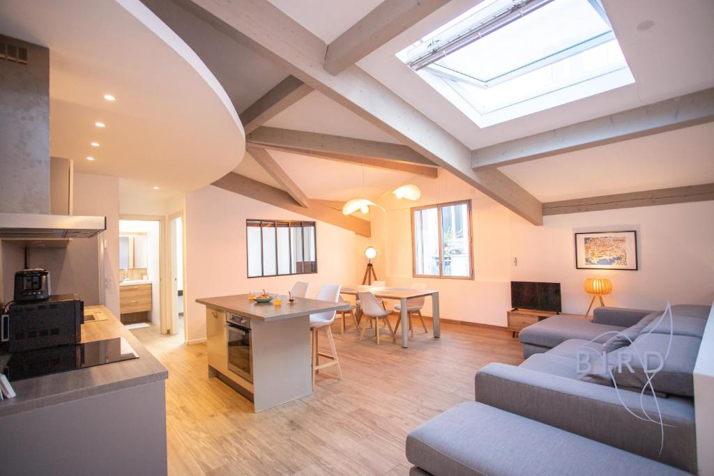 un salon avec un canapé et une table dans l'établissement Super loft 