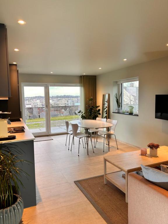 TV a/nebo společenská místnost v ubytování Apartment with garden and sea view