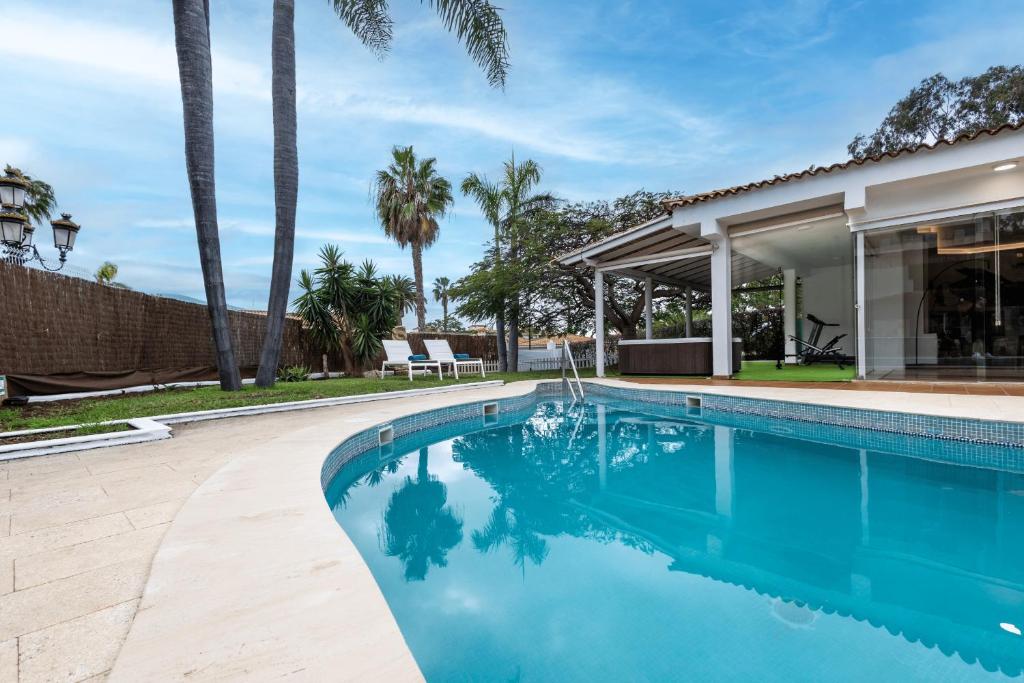 Πισίνα στο ή κοντά στο Luxury Villa with Heated Pool, Jacuzzi, Gym, and Gardens