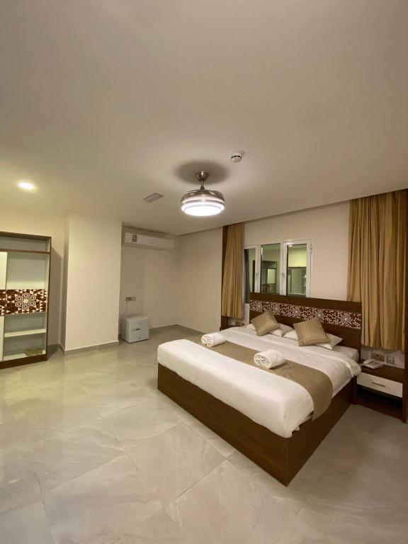 Postel nebo postele na pokoji v ubytování Sapphire Club muscat Hotel