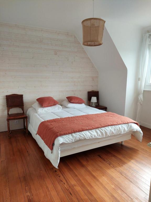 une chambre avec un grand lit dans une pièce dans l'établissement Ty Marion, plage et commerces à pied, à Fouesnant