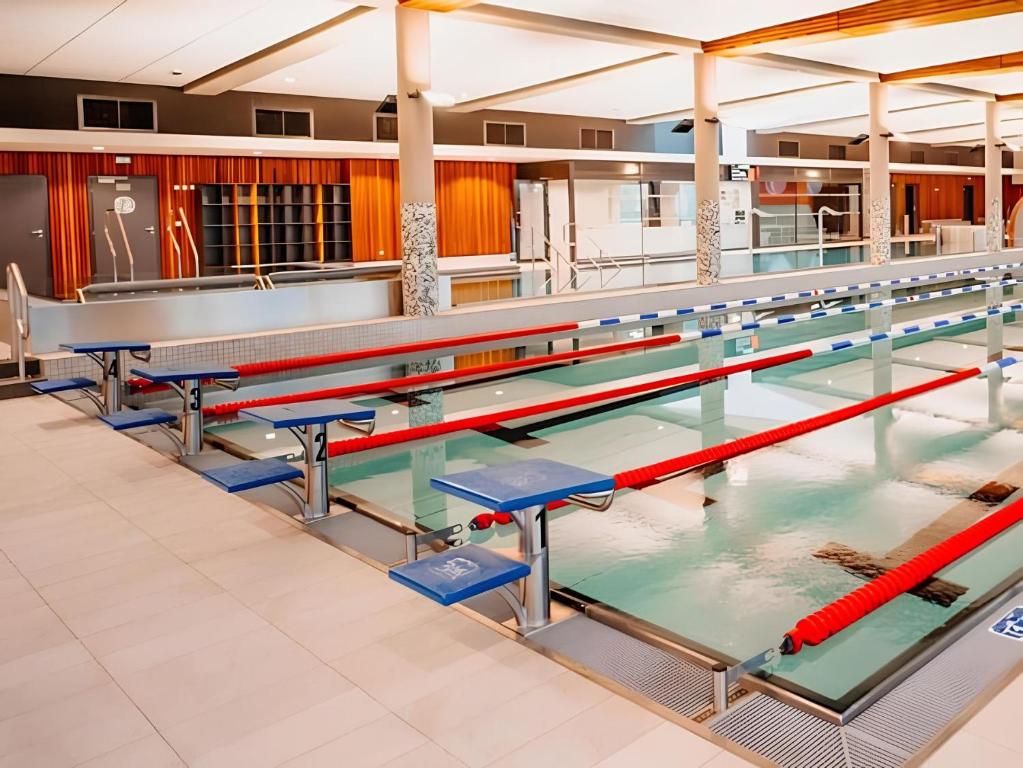 Bazén v ubytování Horský apartmán v resortu se službami a wellness nebo v jeho okolí