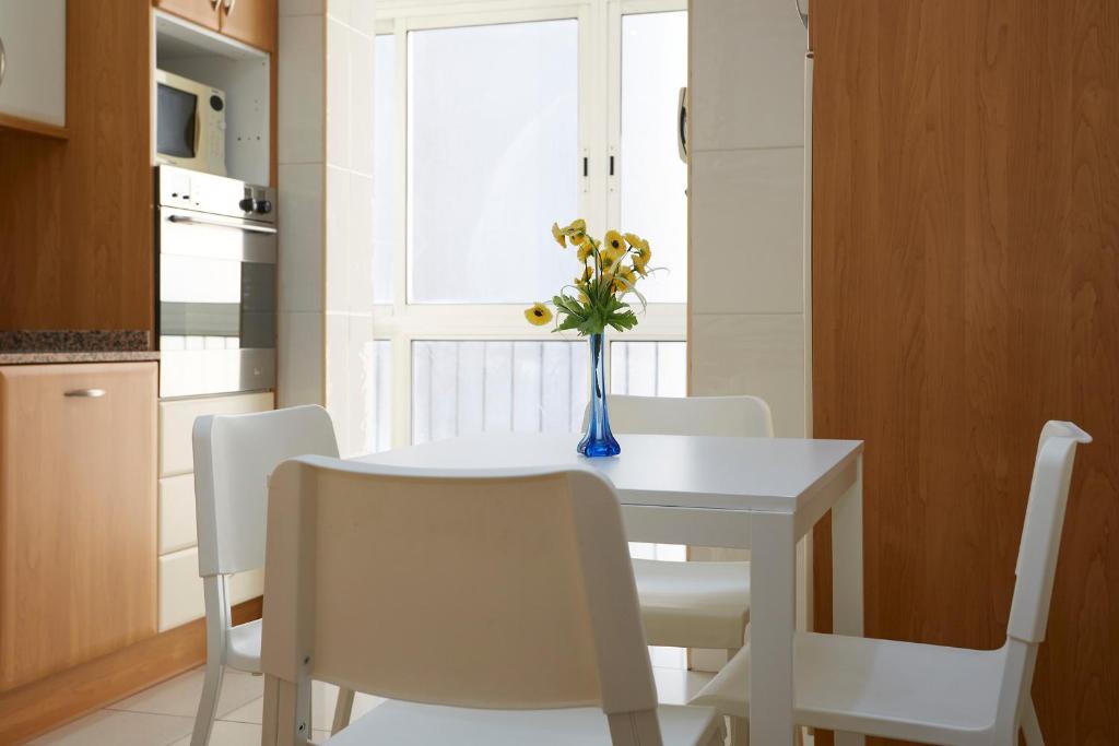 Kuchyňa alebo kuchynka v ubytovaní 42ara1026 - Spacious apartment in Eixample