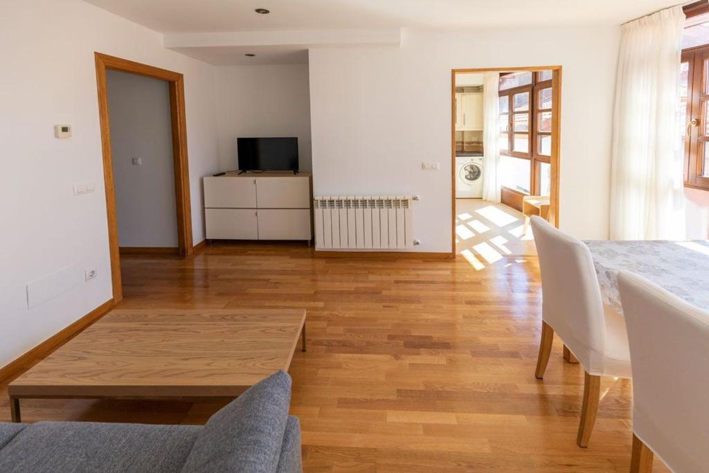 A television and/or entertainment centre at El Peregrino Llanes VUT