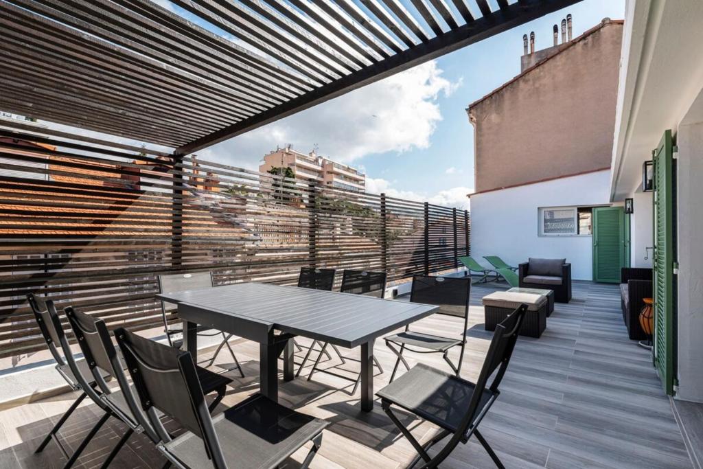 un patio avec une table et des chaises sur un balcon dans l'établissement 3 bedrooms 2 terraces in Cannes, à Cannes
