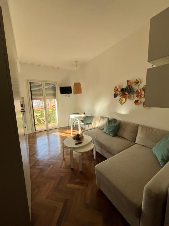 a living room with a couch and a table at Amarilis - bilocale da Amare in Soverato Marina
