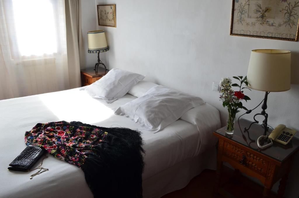 Postel nebo postele na pokoji v ubytování Hotel Santa Isabel La Real