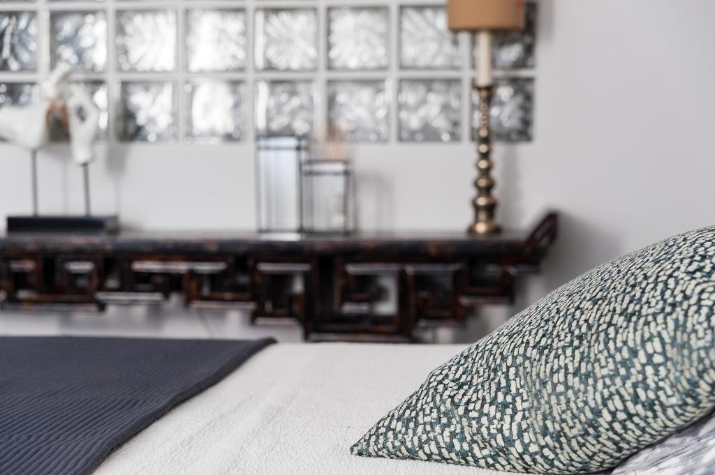 - un lit avec un oreiller et une table dans l'établissement Aigues-Mortes remparts, renovated old apartment, à Aigues-Mortes