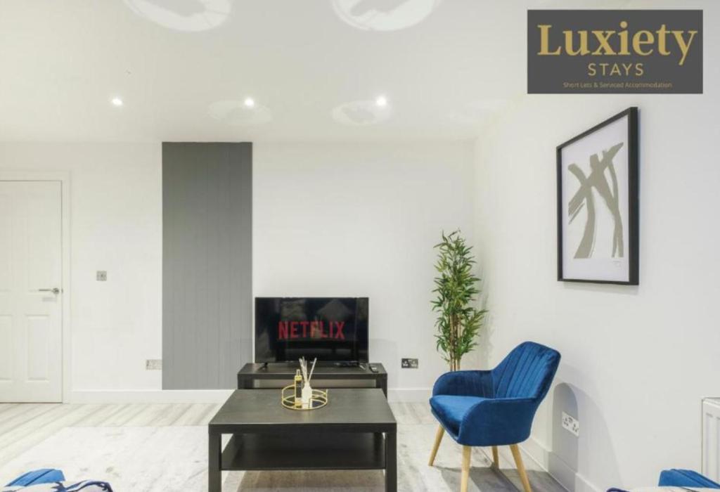 Ruang duduk di Modern & Elegant 1BR City Centre - Near High St & Southend Beach by Luxiety Stays