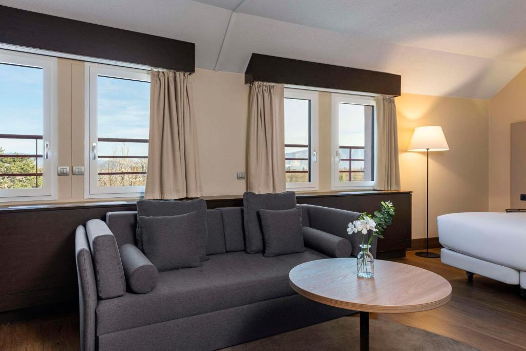 Postel nebo postele na pokoji v ubytování NH Geneva Airport Hotel