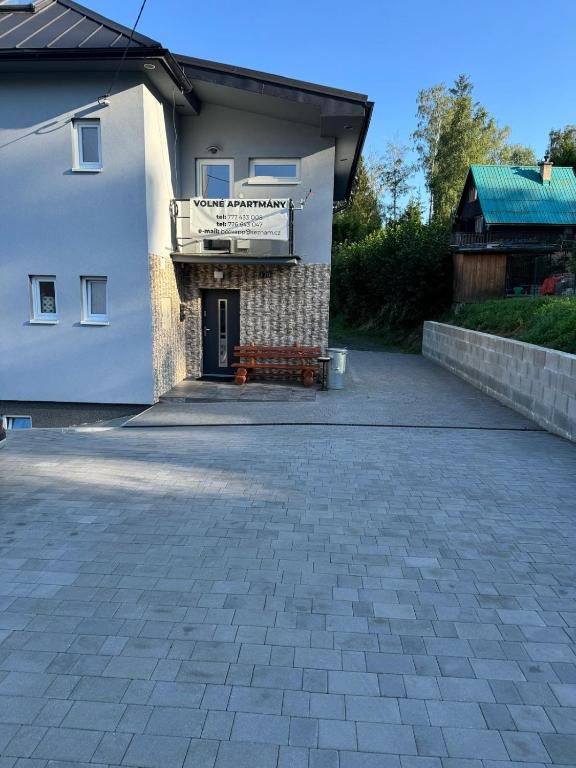 Budova, kde se aparthotel nachází