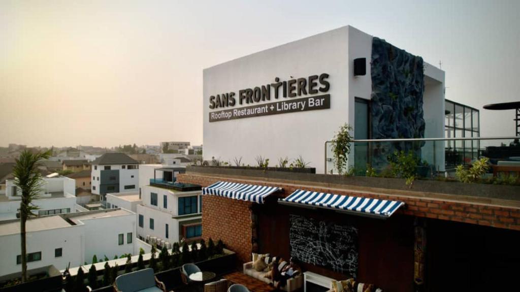 un bâtiment avec une enseigne sur le côté dans l'établissement Belrose Place, à Accra