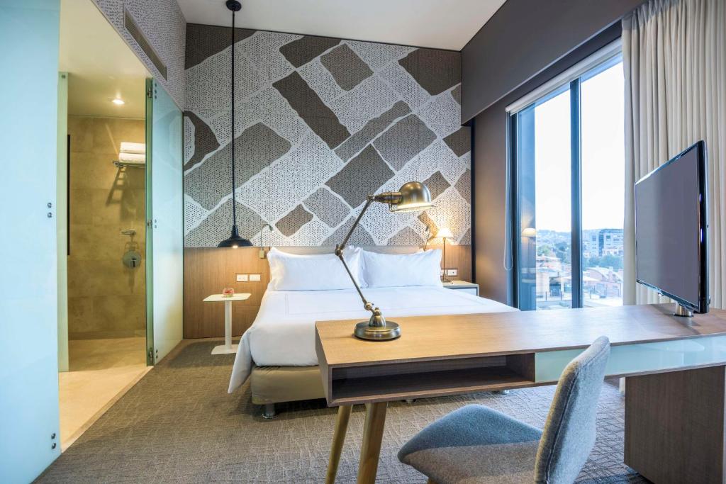 Postel nebo postele na pokoji v ubytování NH Collection Bogota Terra 100 Royal