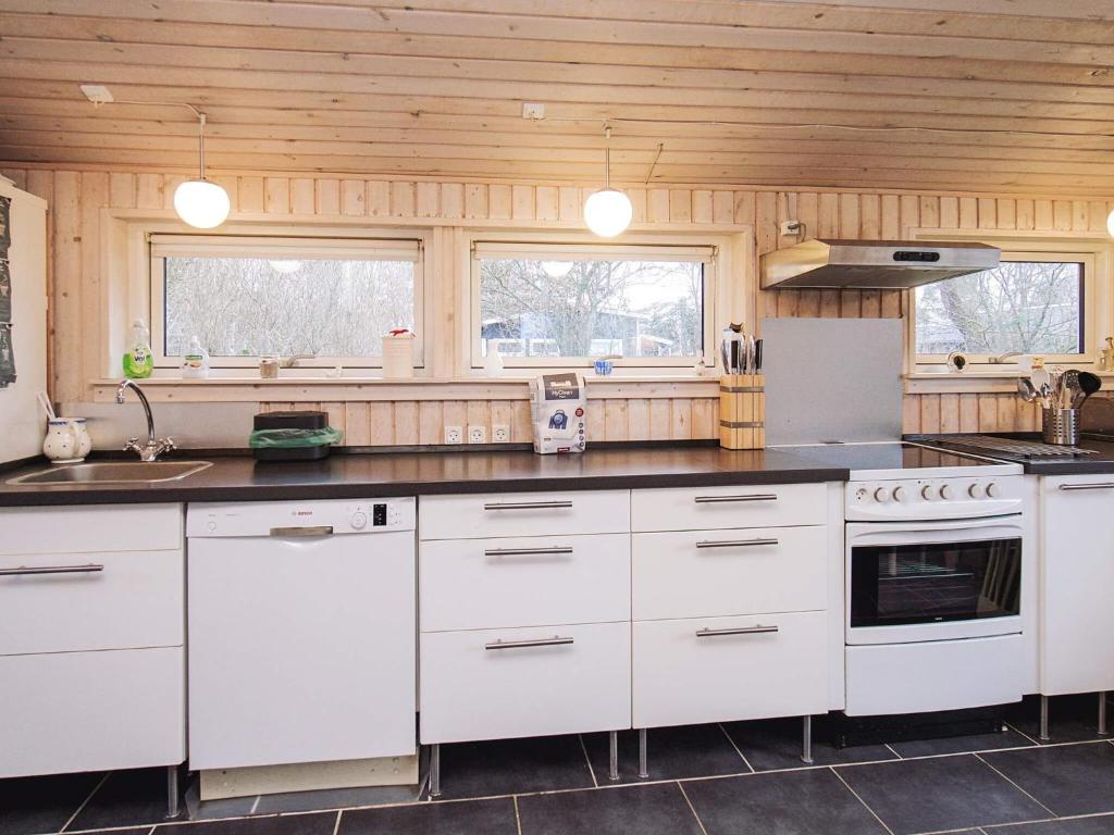 Kuchyň nebo kuchyňský kout v ubytování 6 person holiday home in Slagelse