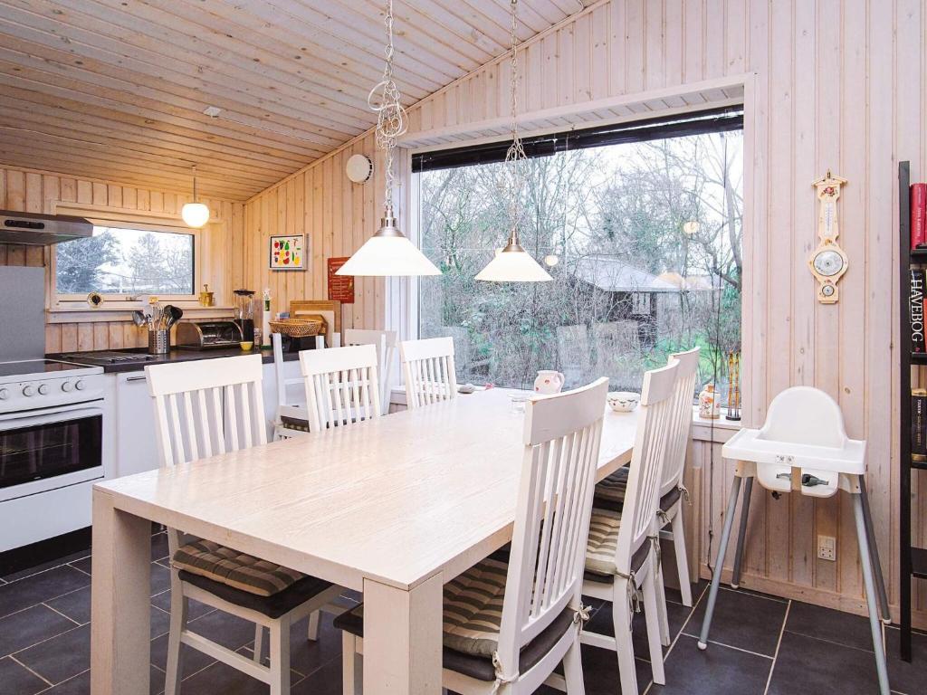 Kuchyň nebo kuchyňský kout v ubytování 6 person holiday home in Slagelse