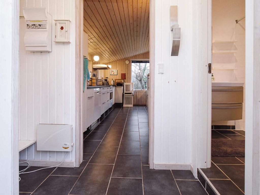 Kuchyň nebo kuchyňský kout v ubytování 6 person holiday home in Slagelse