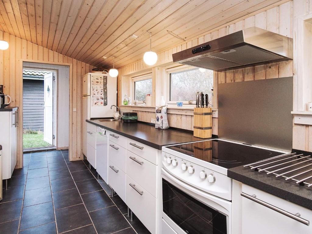 Kuchyň nebo kuchyňský kout v ubytování 6 person holiday home in Slagelse
